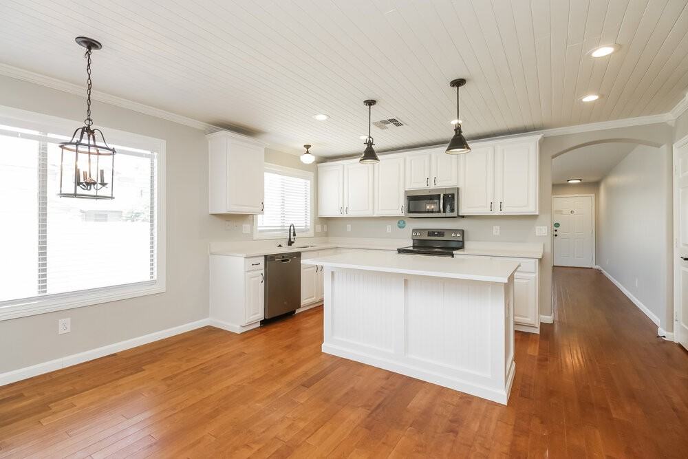 651 E Christopher St - Photo 7 of 16