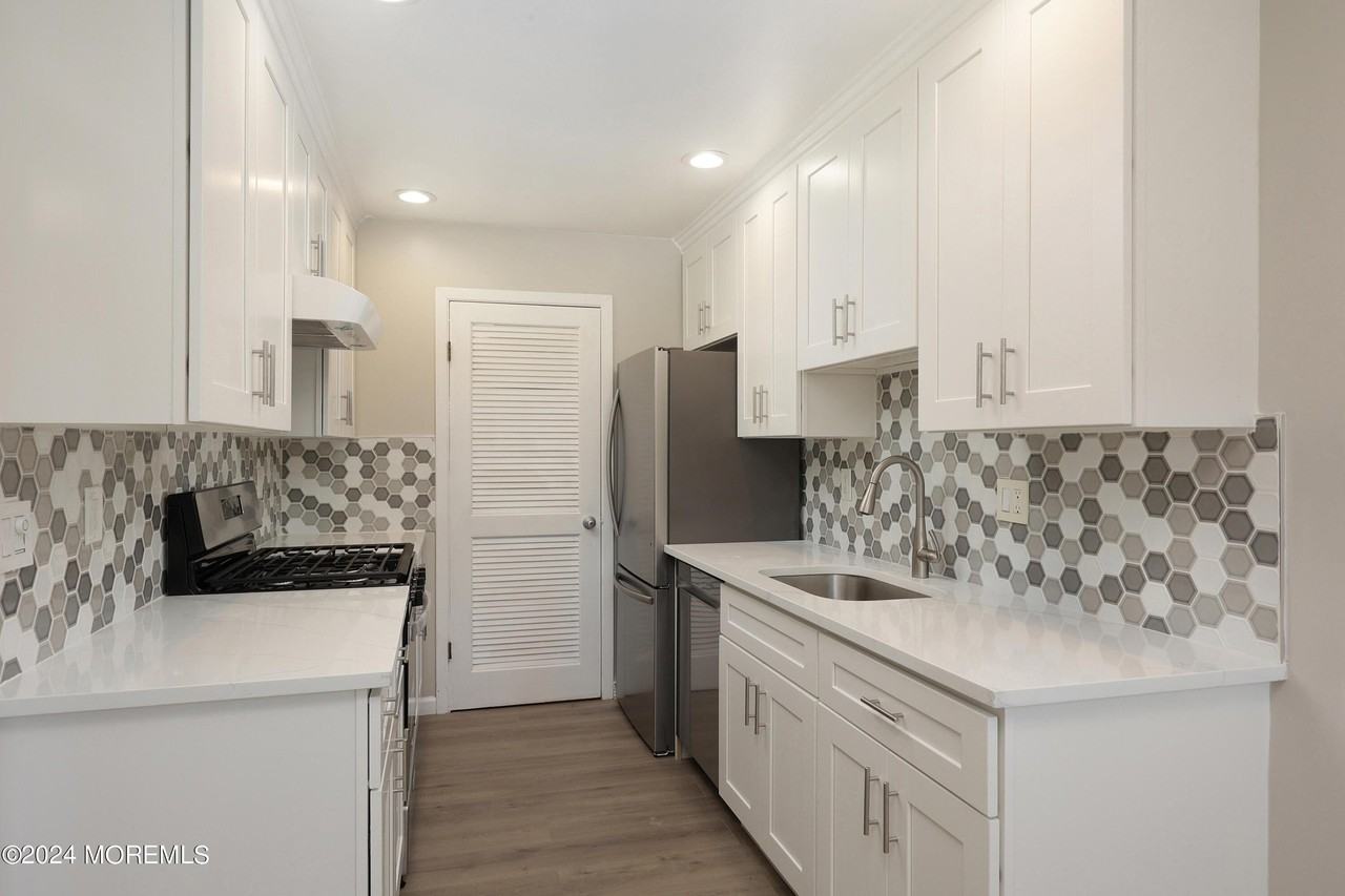 2 Elizabeth Ct - Photo 5 of 31