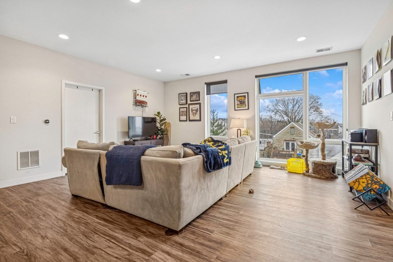 1045 W Cornelia Ave #501 - Photo 3 of 14