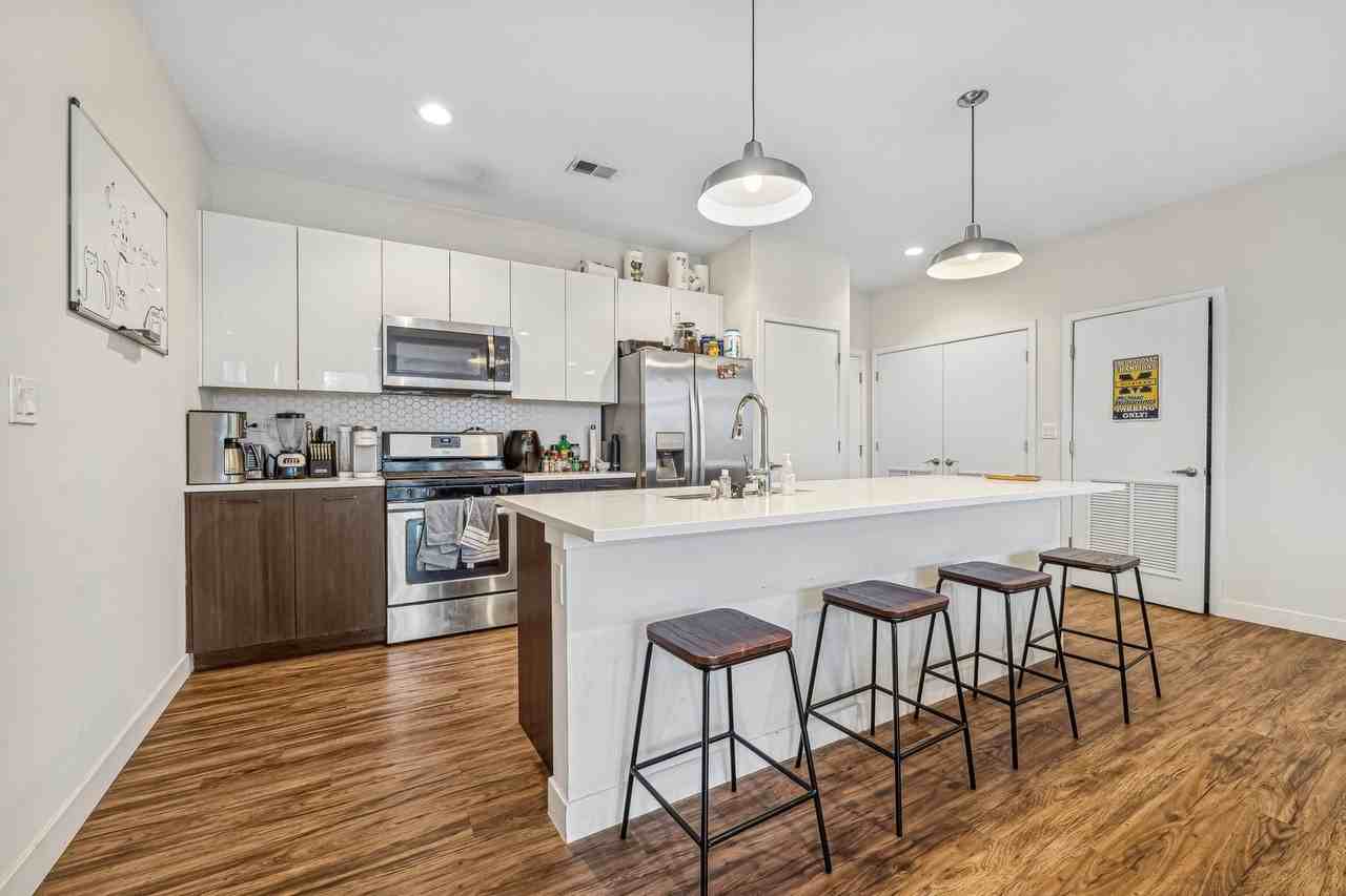 1045 W Cornelia Ave #501 - Photo 4 of 14
