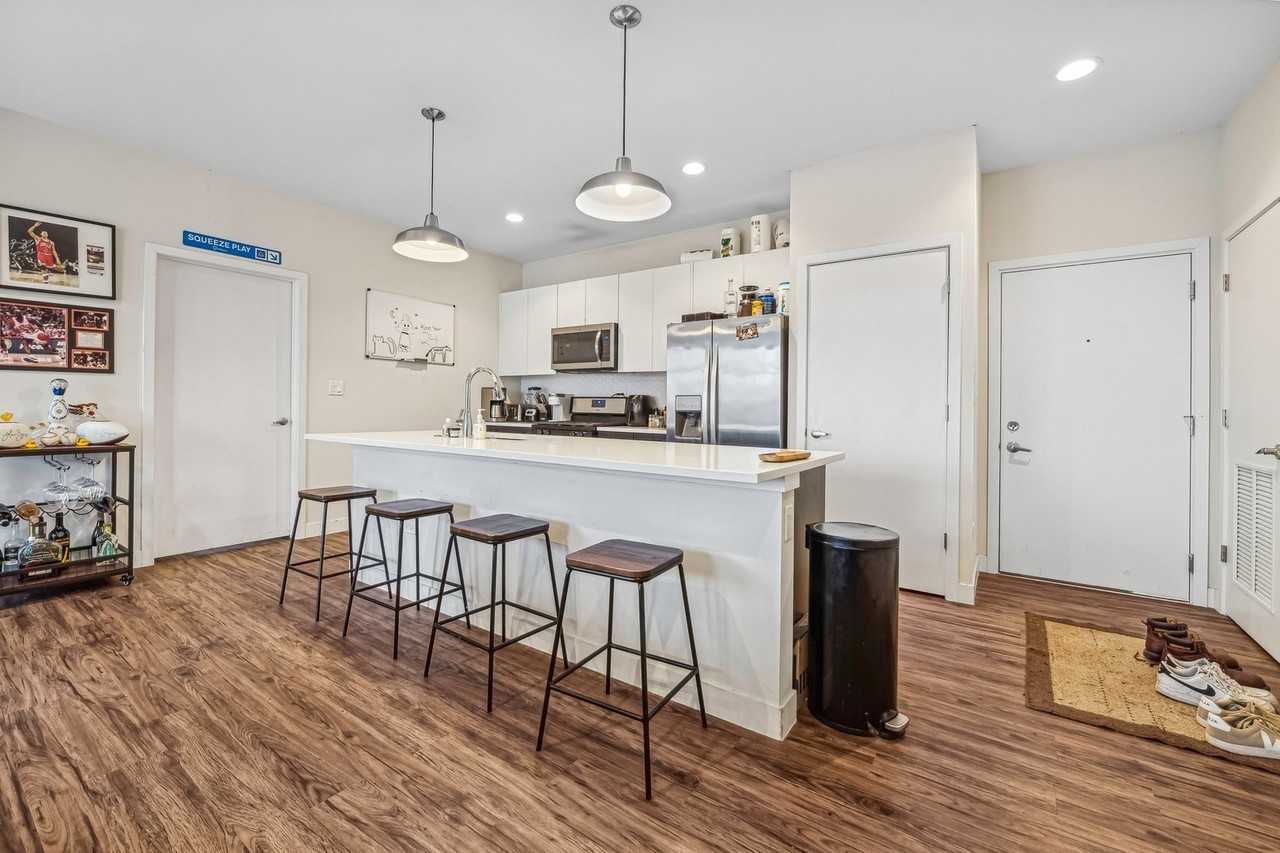 1045 W Cornelia Ave #501 - Photo 5 of 14