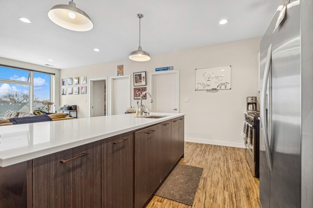1045 W Cornelia Ave #501 - Photo 6 of 14