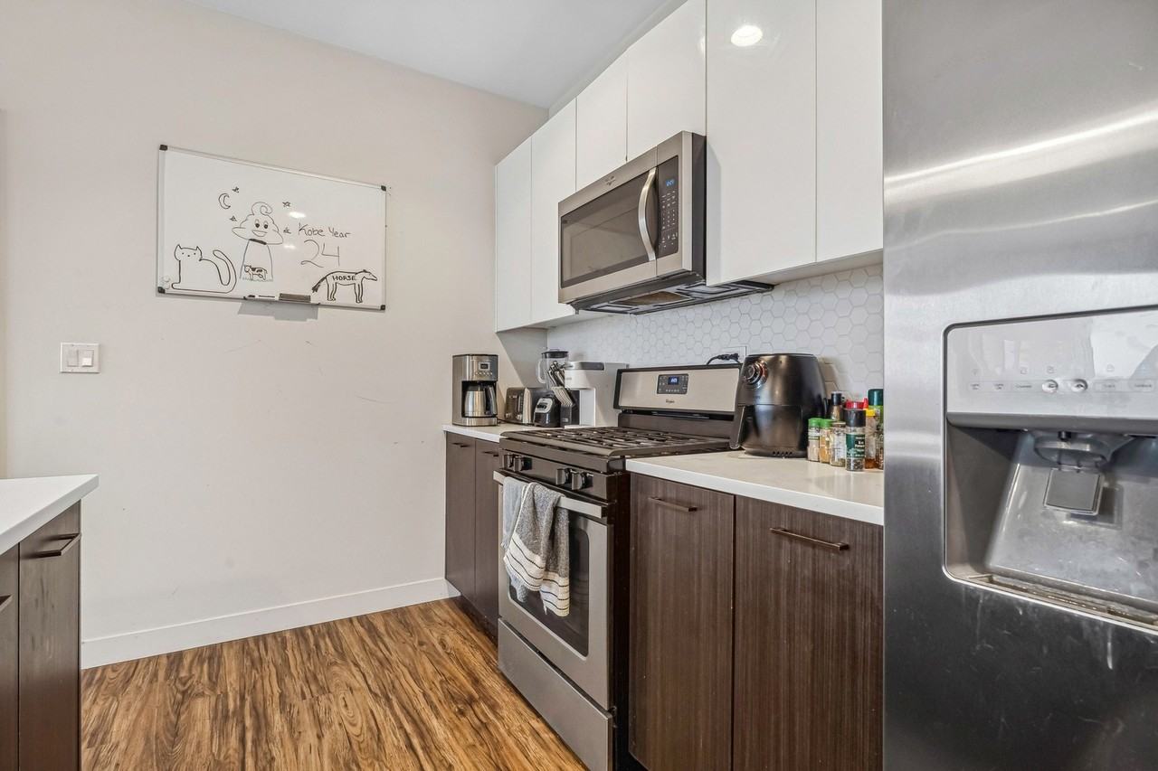 1045 W Cornelia Ave #501 - Photo 7 of 14