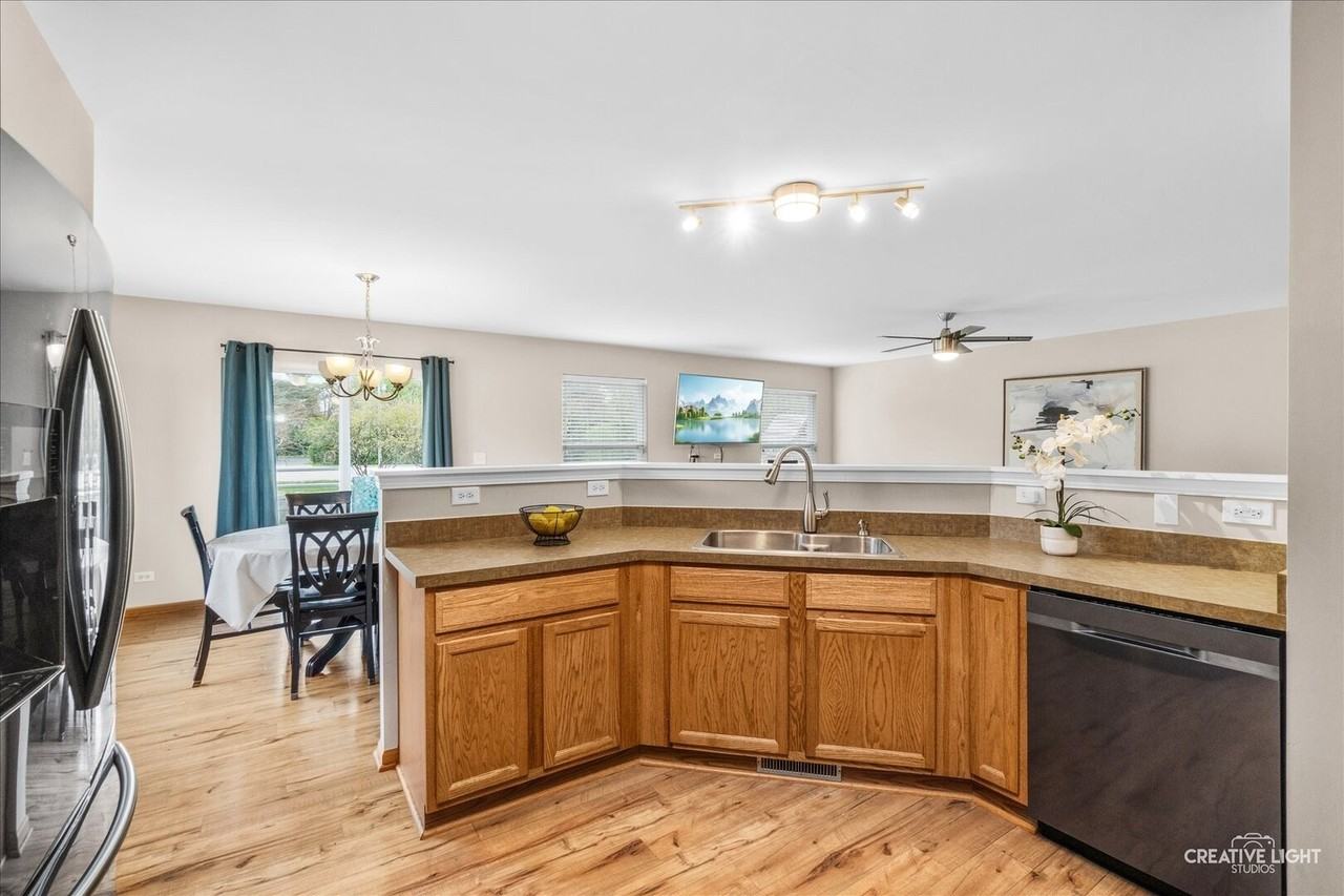 2772 Cranston Cir - Photo 6 of 31