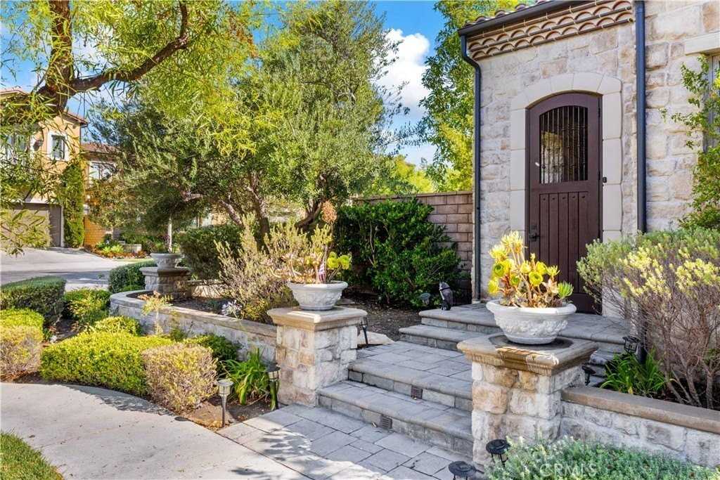 27 Cloister - Photo 2 of 50