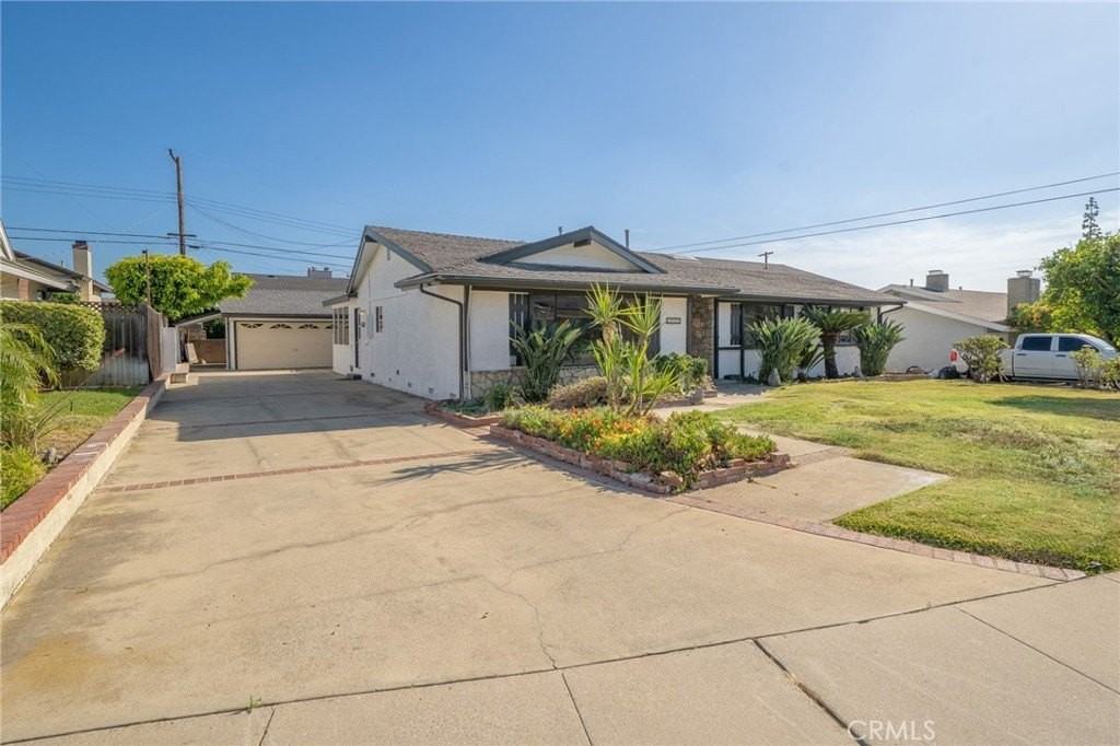 1032 E Buckboard Ave - Photo 2 of 24