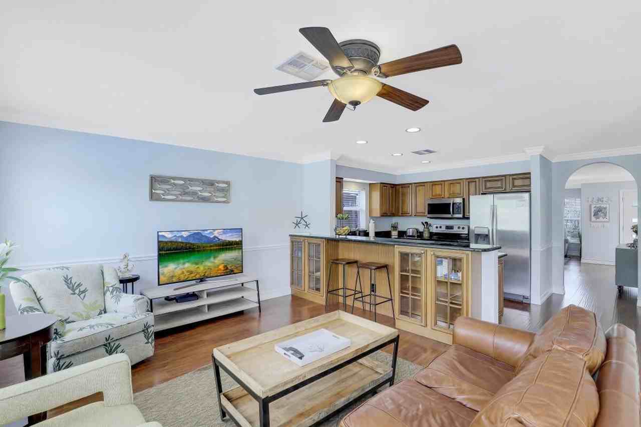 714 98th Ave N #1534820P - Photo 4 of 19