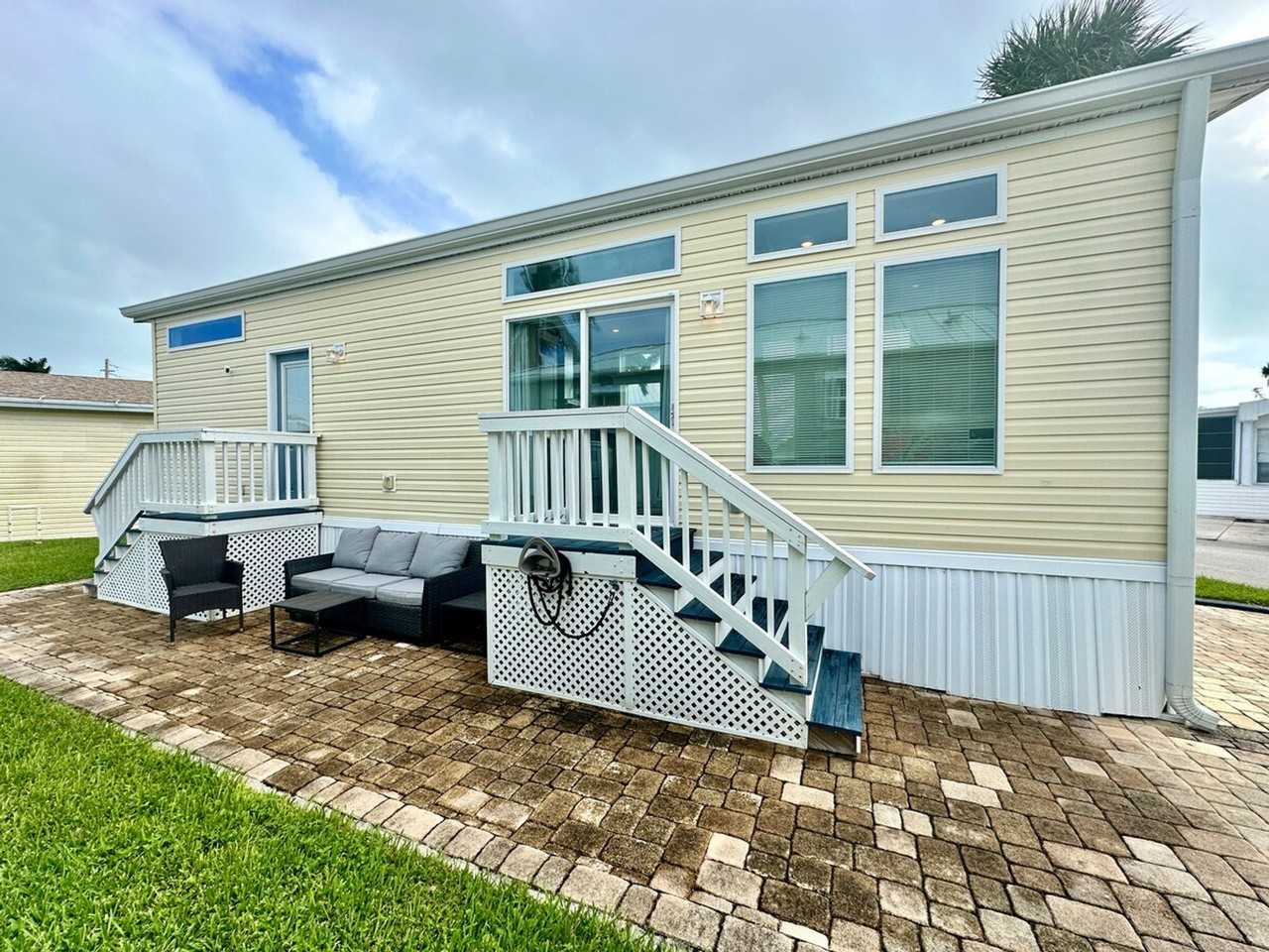 731 Nettles Blvd #1537527P - Photo 4 of 14