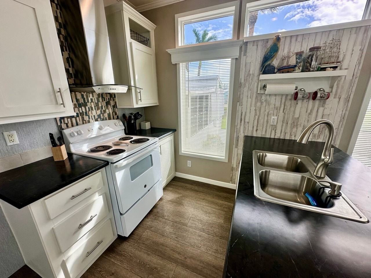 731 Nettles Blvd #1537527P - Photo 7 of 14