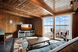 featured image of 404 E State St