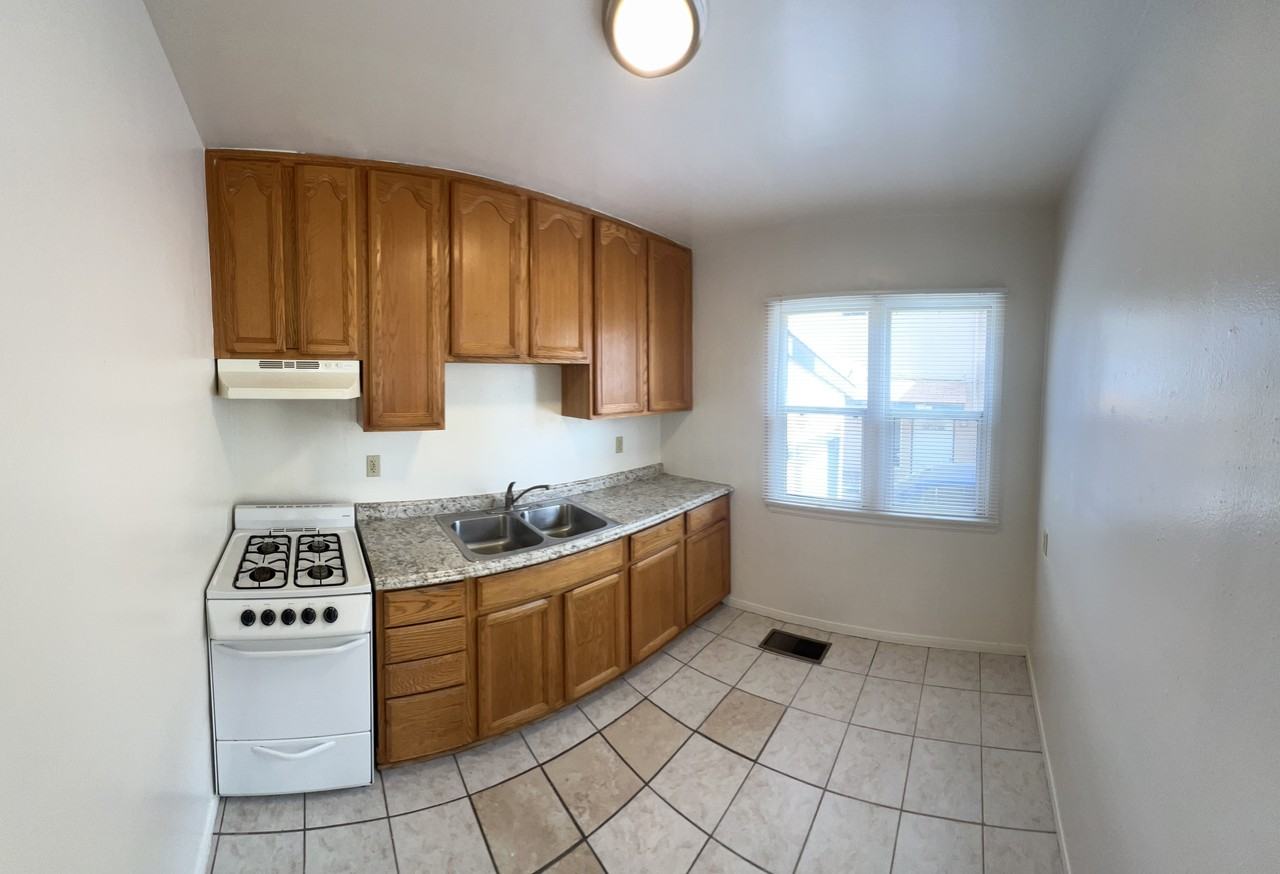 237 E Peck StUnit 4 #4 - Photo 7 of 10