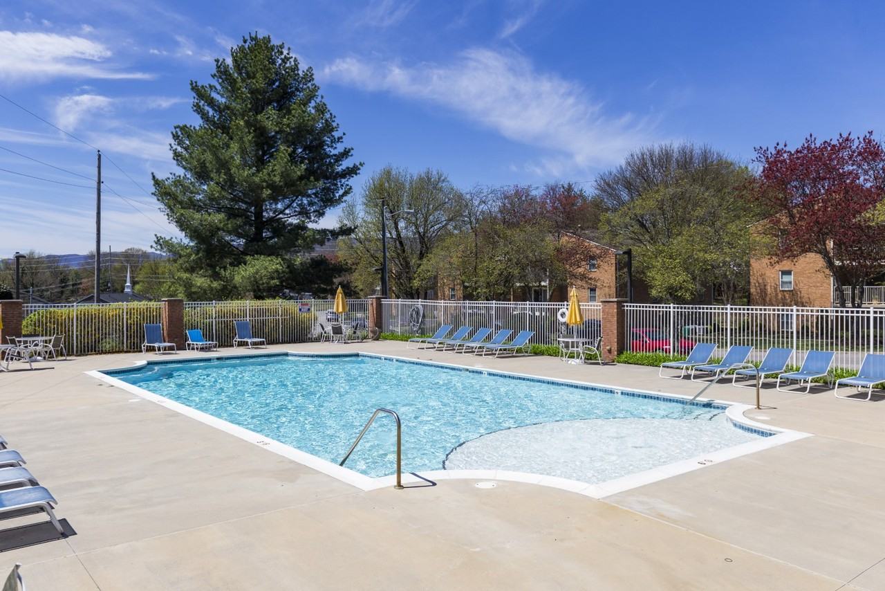 The Crest Apartments - Photo 2 of 12