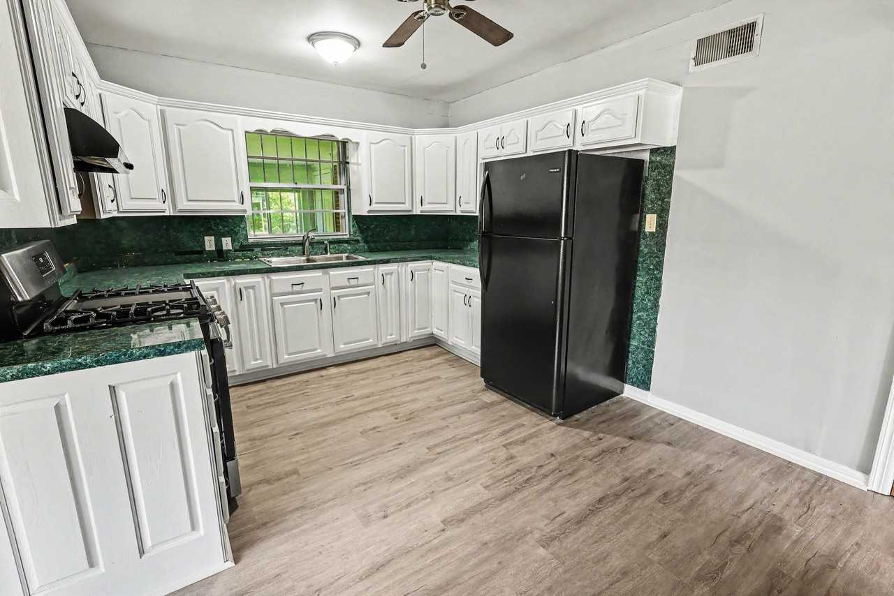 2822 Sumter Ave - Photo 4 of 17
