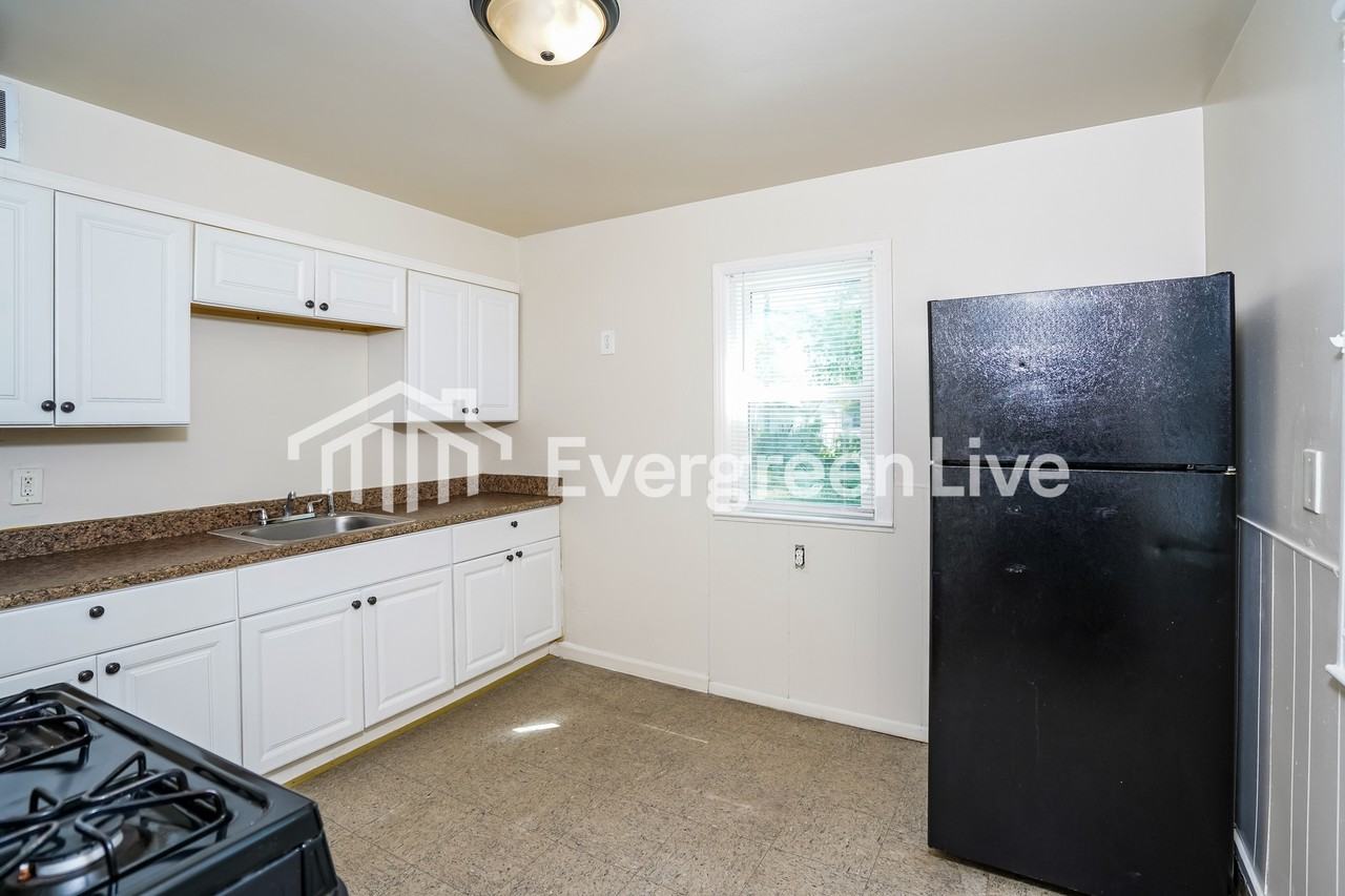 4608 N 44th St - Photo 6 of 15