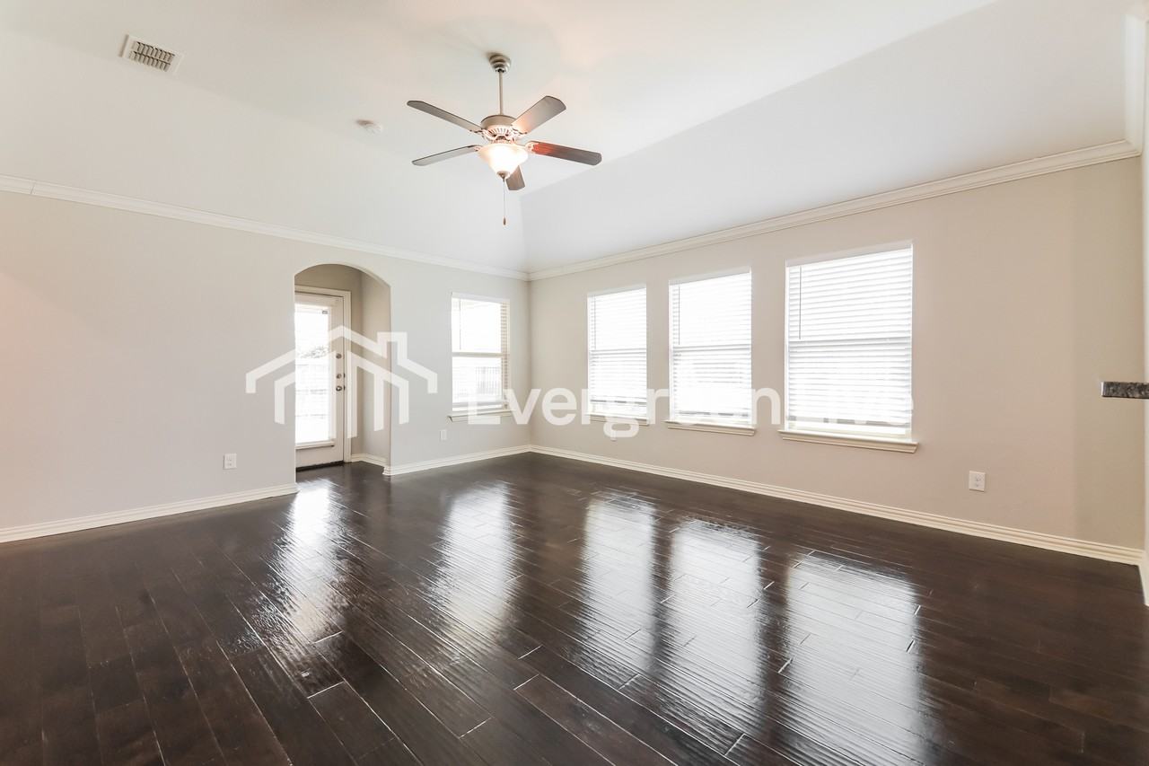 221 Baldwin Dr - Photo 3 of 15