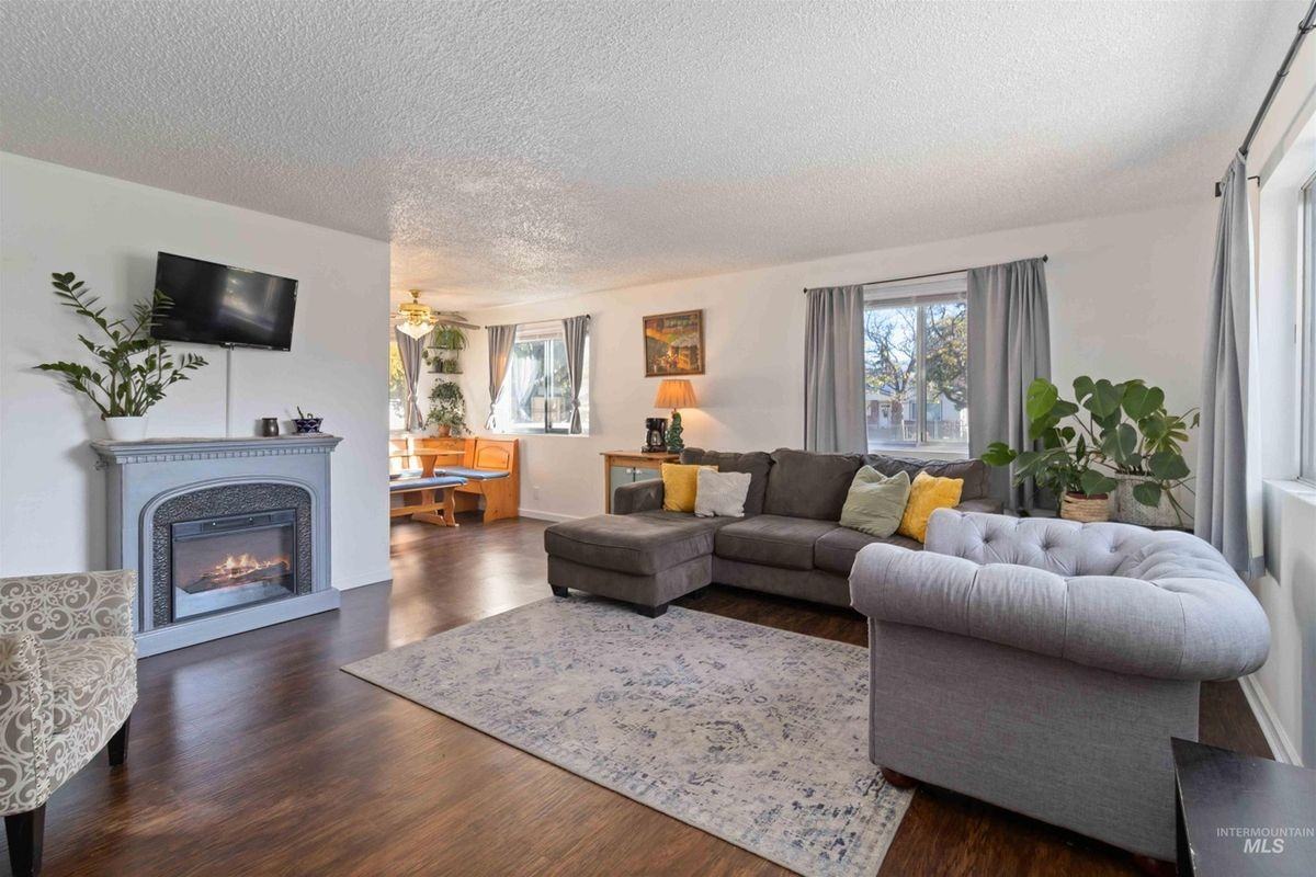 2151 S Grant Ave - Photo 2 of 22