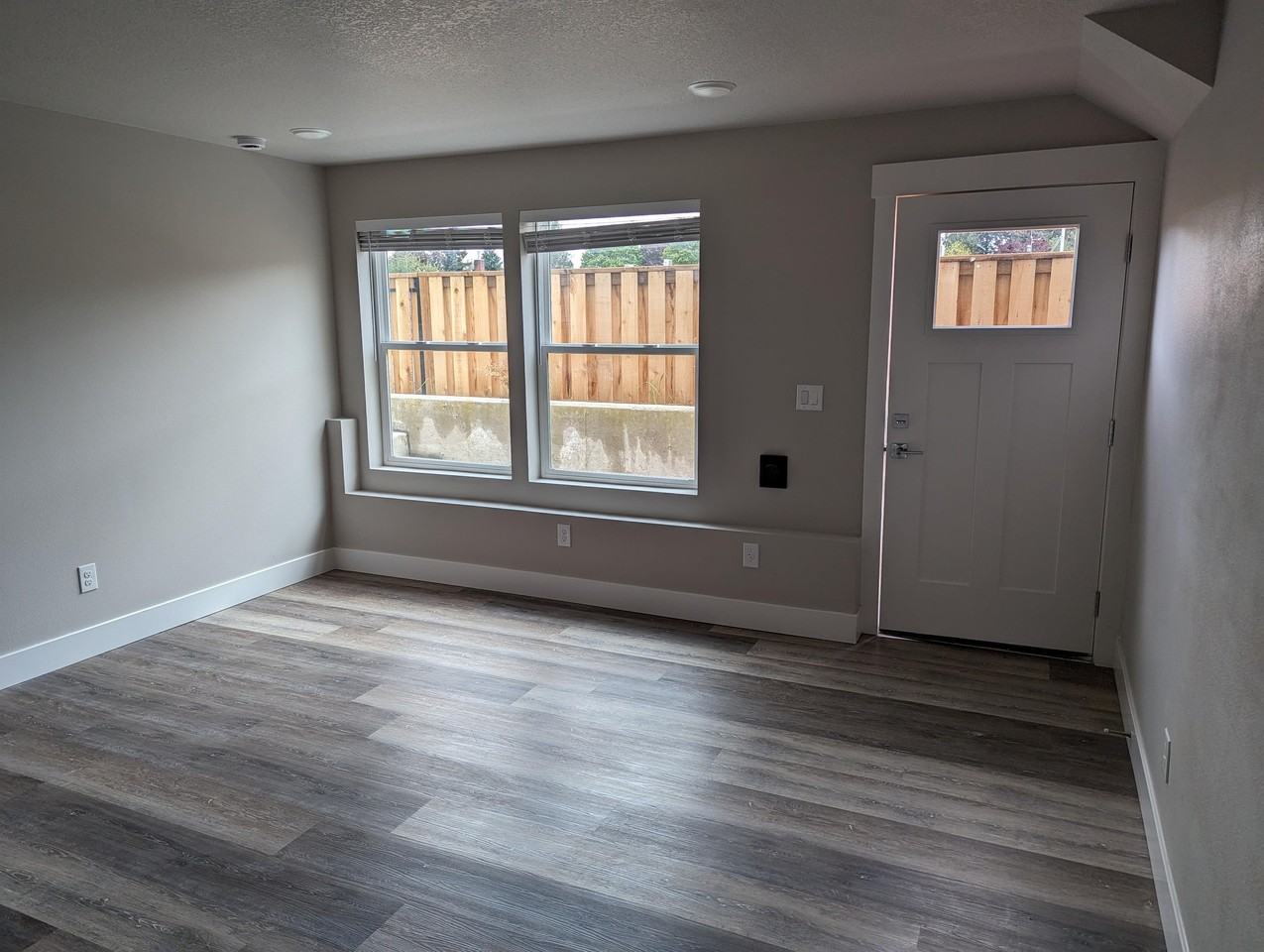 8957 Ne Everett St #B - Photo 2 of 15