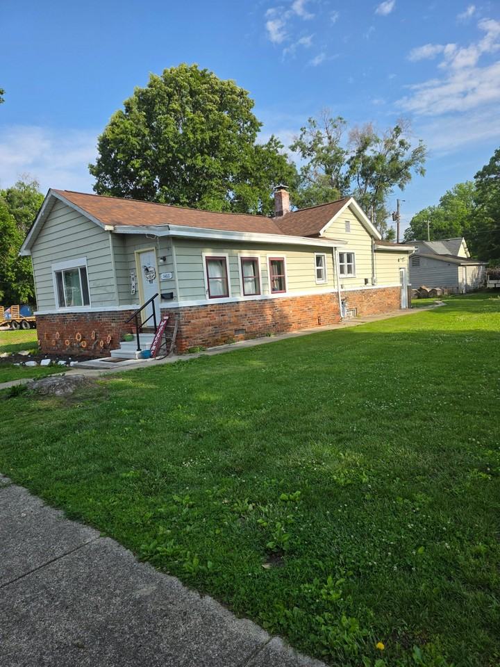 1460 Eagle St - Photo 2 of 9