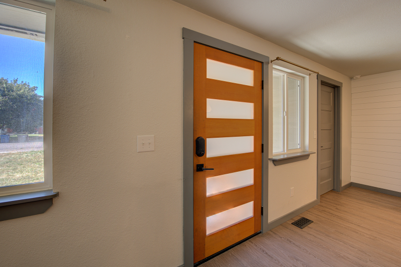 2034 Division Ave - Photo 4 of 25
