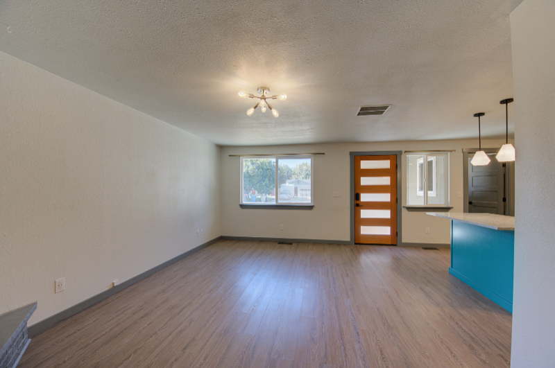 2034 Division Ave - Photo 5 of 25