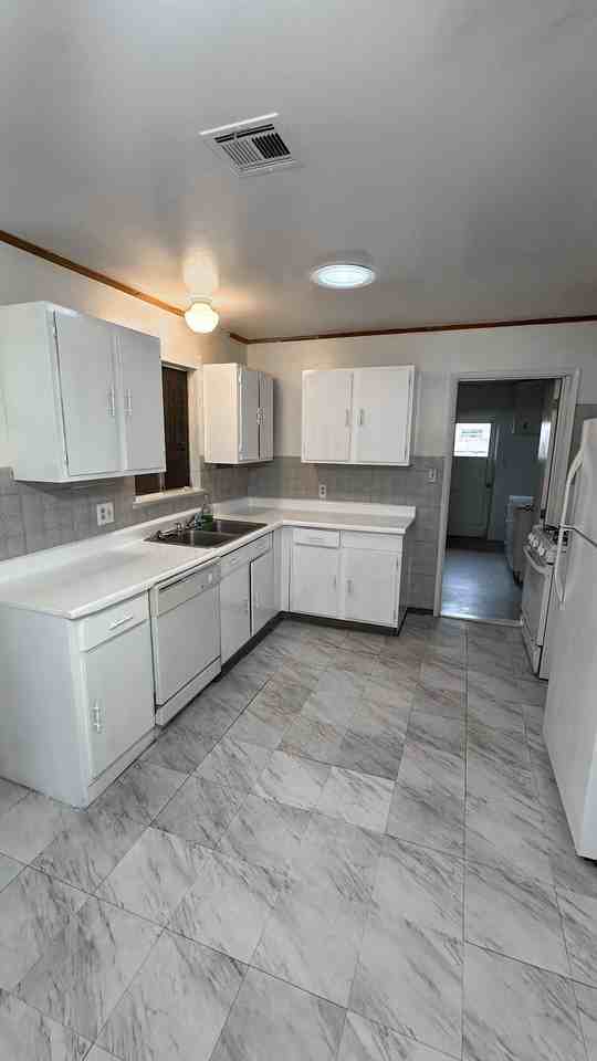 4640 Clairemont Dr - Photo 7 of 17