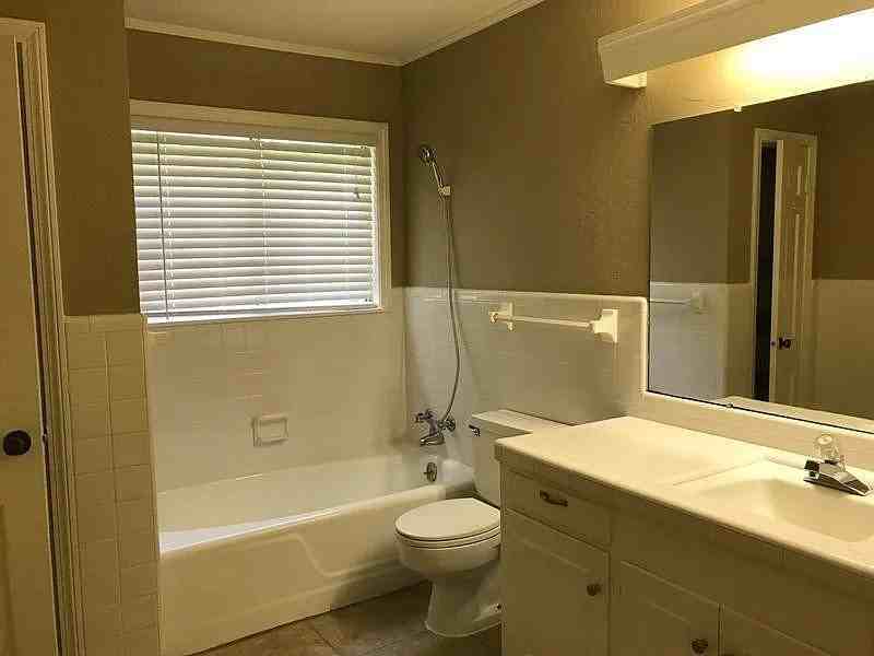 1912 Sunshine Sq - Photo 5 of 12