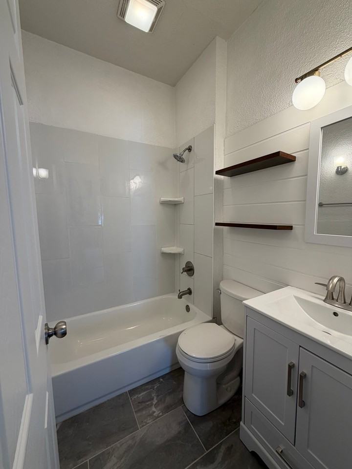 2524 Fort St - Photo 6 of 20
