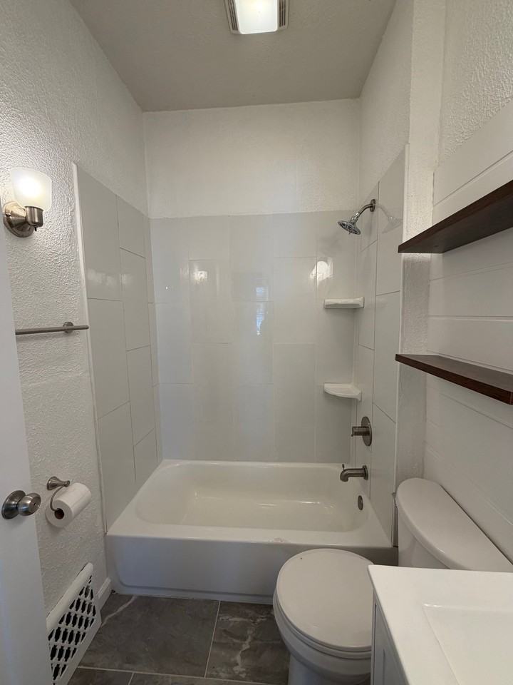 2524 Fort St - Photo 7 of 20