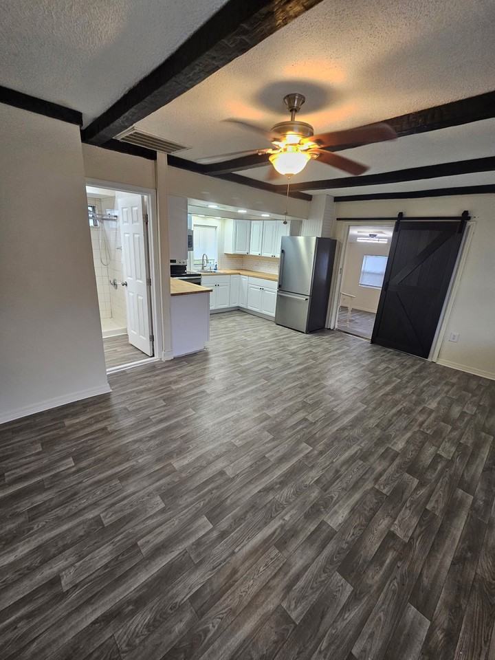 4315 Commercial St - Photo 3 of 15