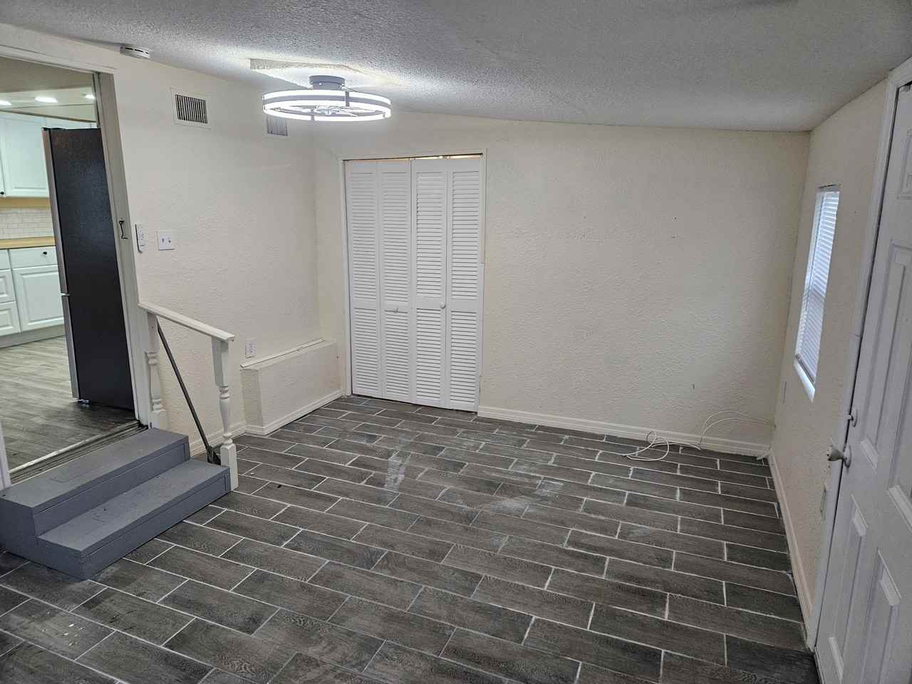 4315 Commercial St - Photo 6 of 15
