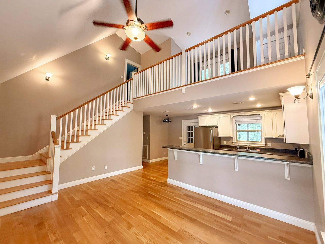 245 Pine St - Photo 5 of 18