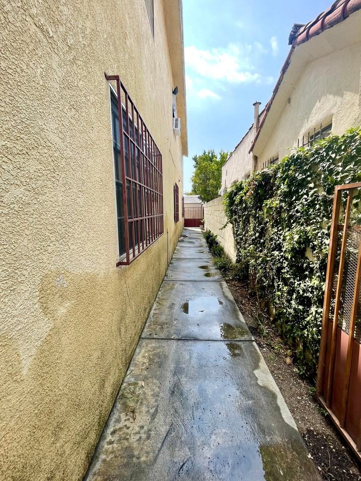 3035 S Palm Grove Ave - Photo 2 of 17