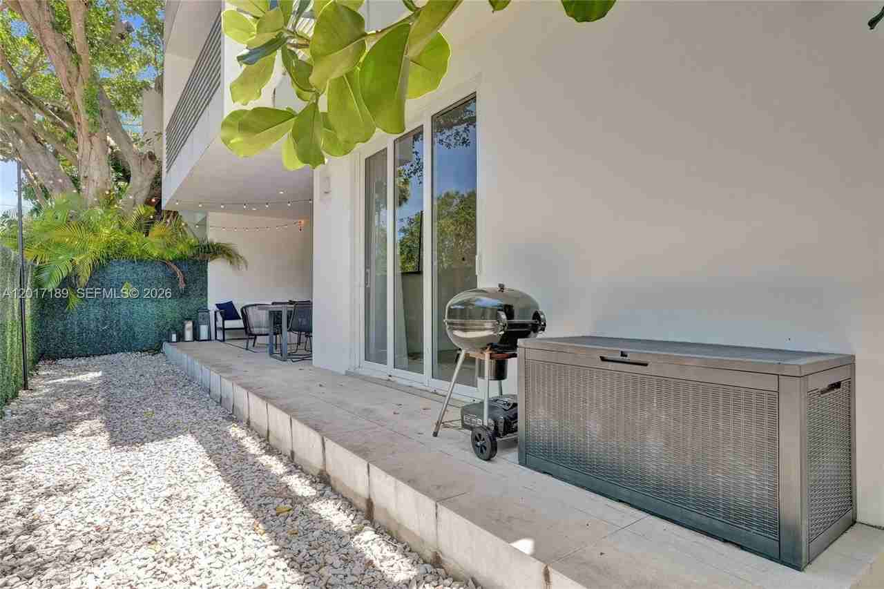 2851 Sw 33rd Ct - Photo 3 of 20