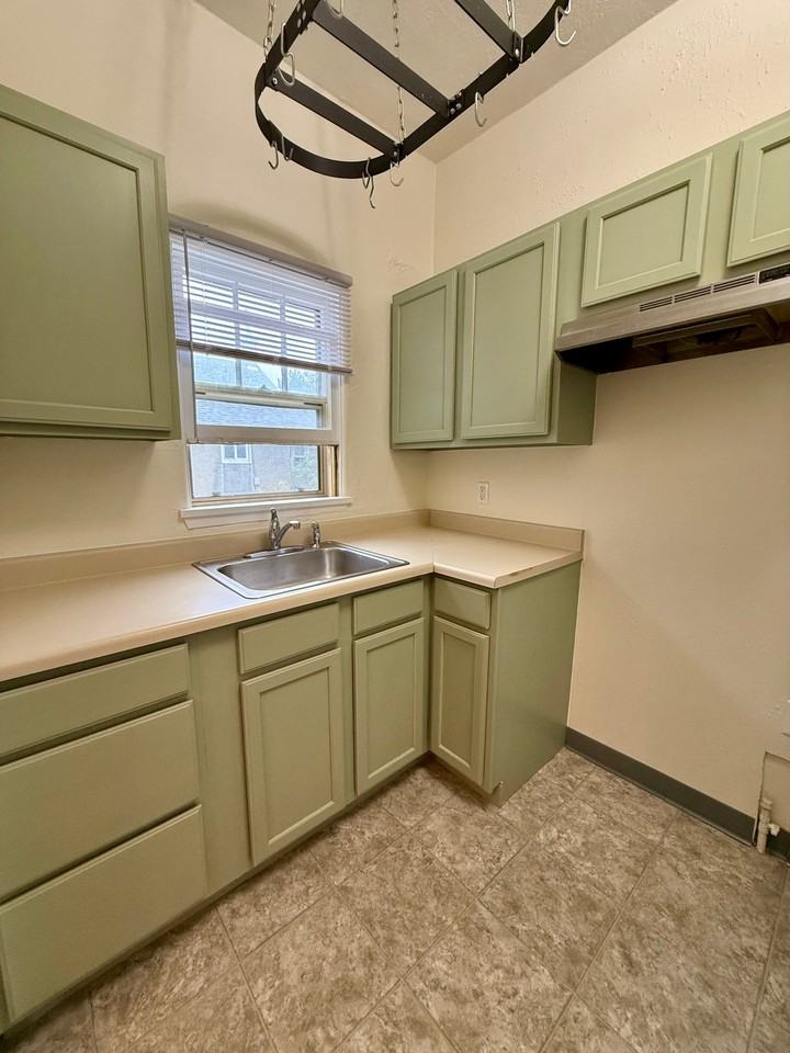 216 S H St #A - Photo 3 of 9