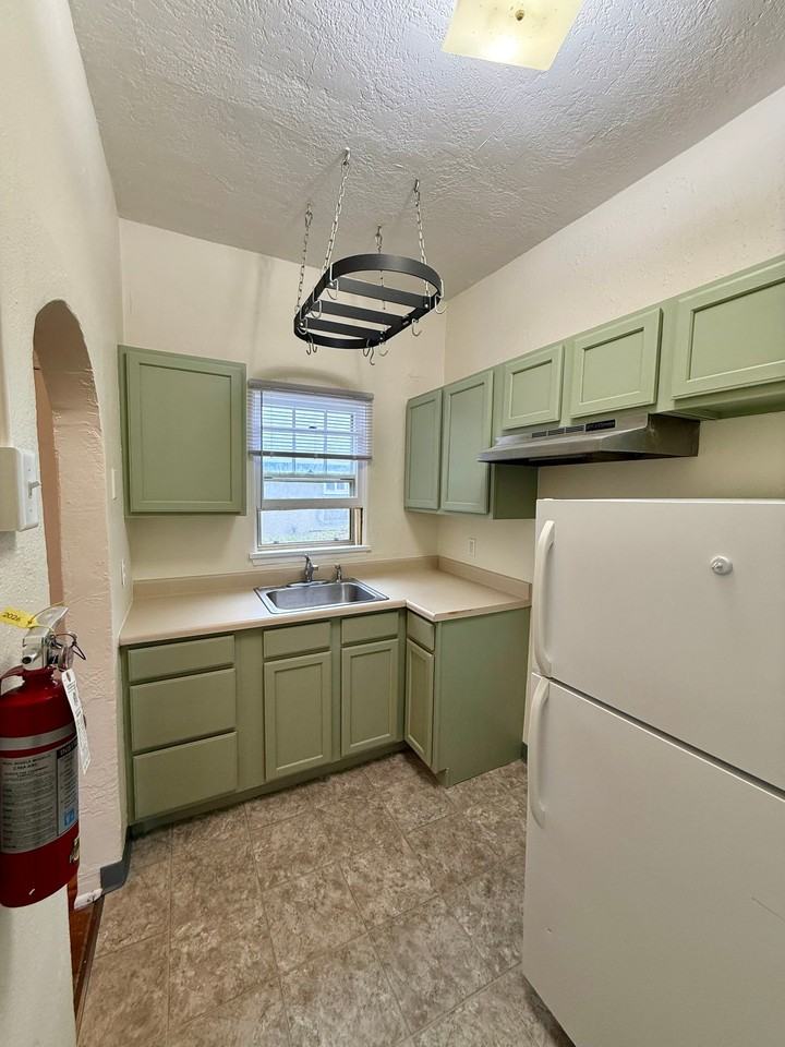 216 S H St #A - Photo 5 of 9