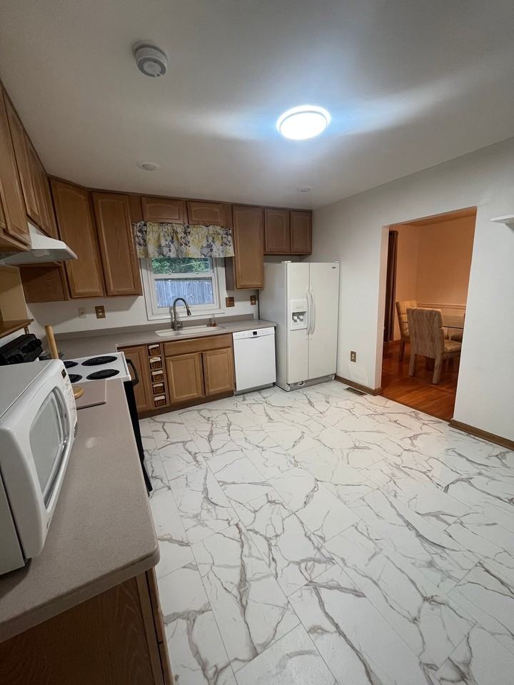 2450 Indian Ct - Photo 3 of 26