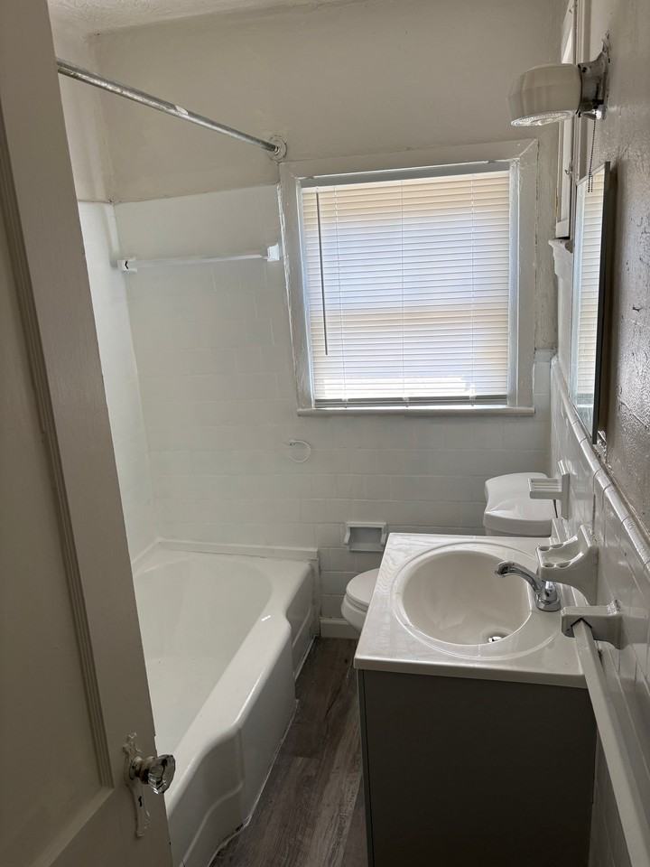 1525 W 15th St - Photo 5 of 13