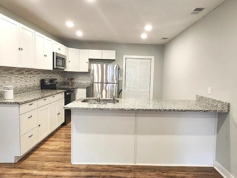 320 Third St - Photo 4 of 15
