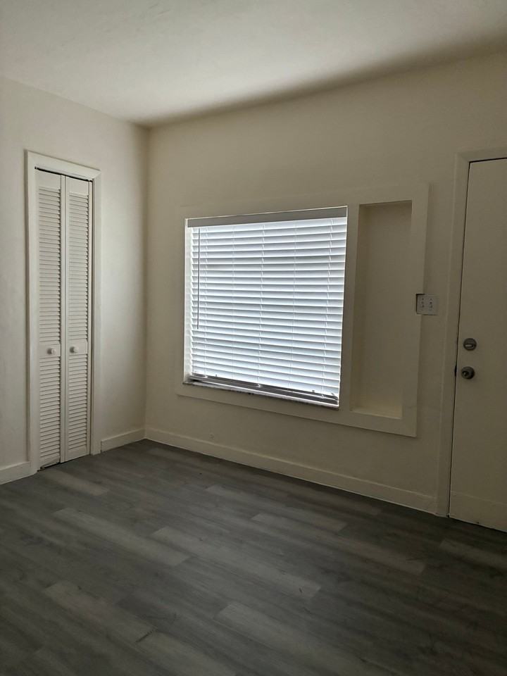 3118 Sw 22nd Ter - Photo 5 of 15