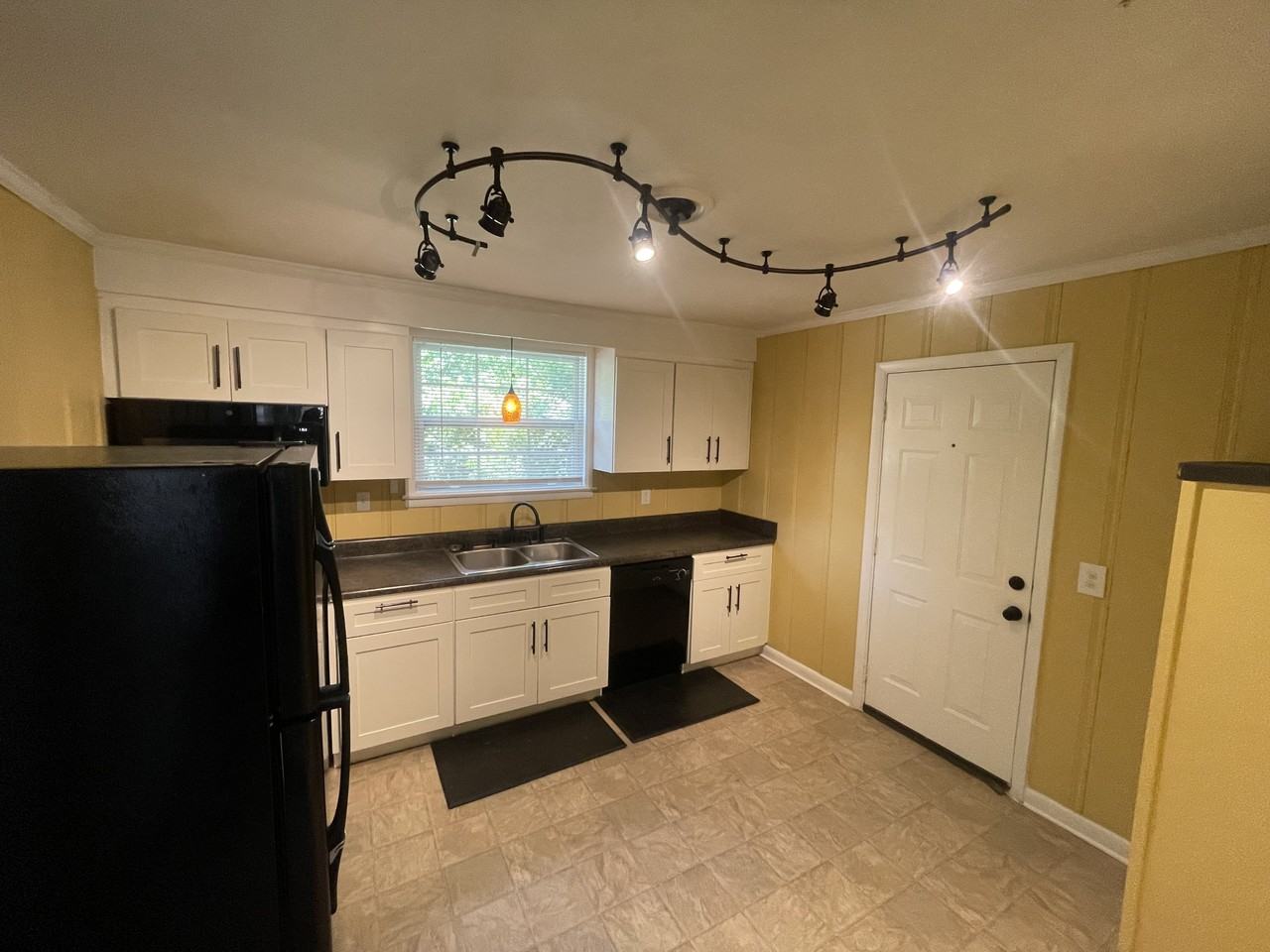 2425 Chapel Ave #B - Photo 3 of 24