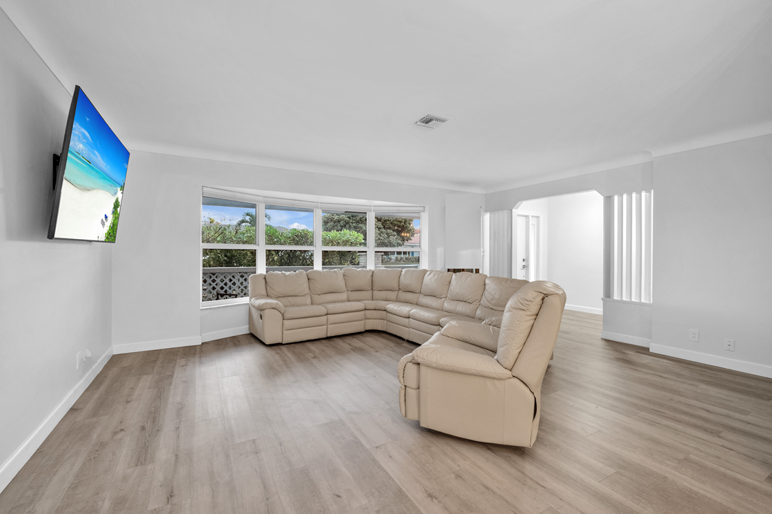 1421 Ne 54th St #NA - Photo 4 of 15