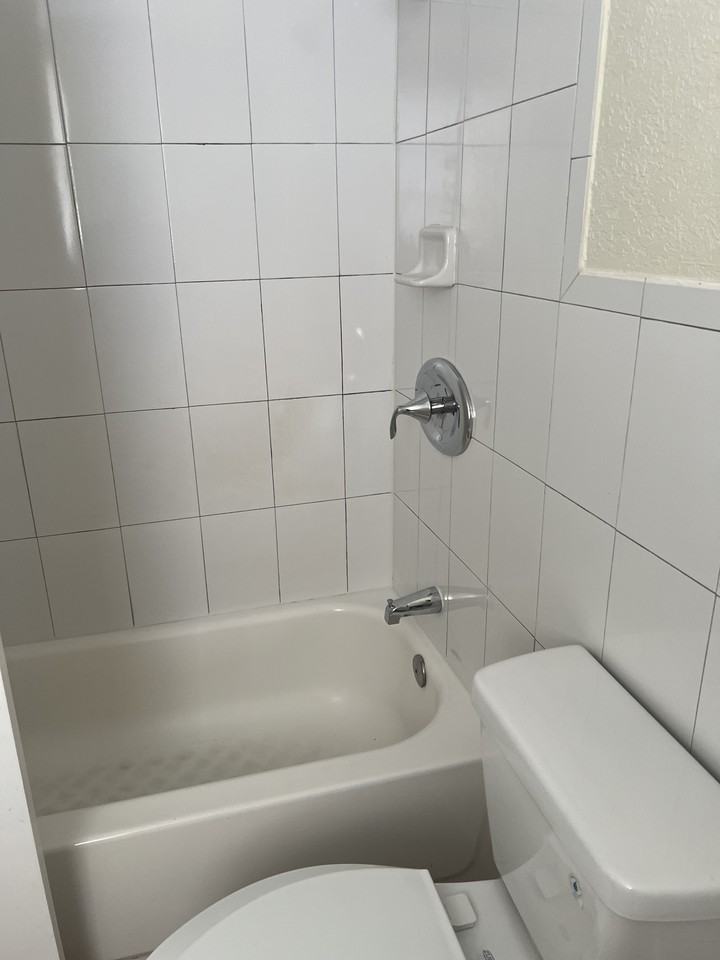 615 Ne 8th St #10 - Photo 3 of 12
