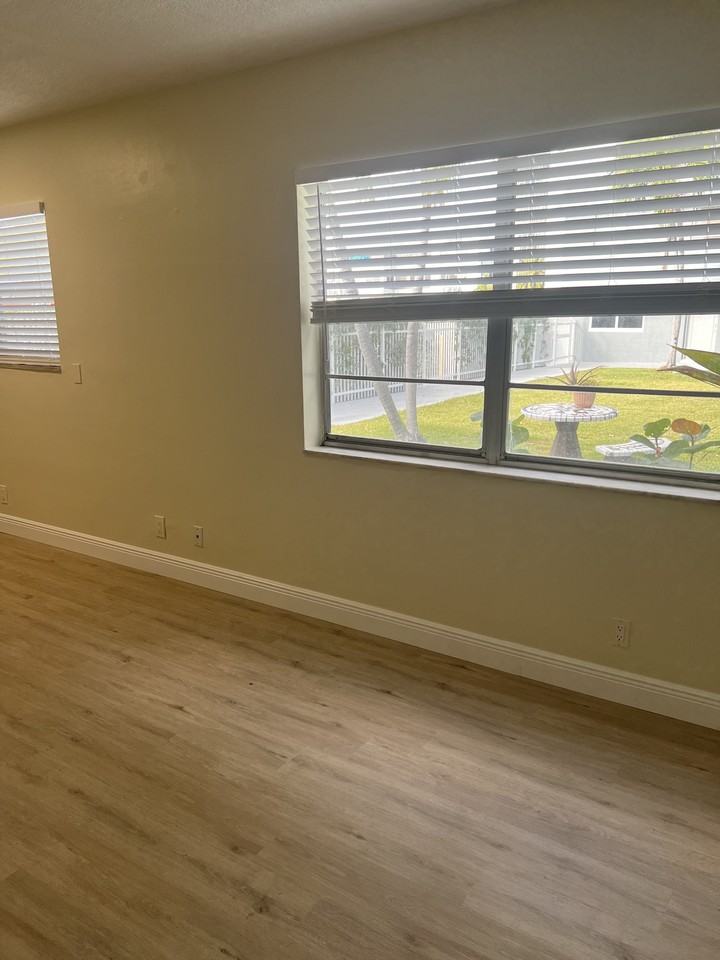 615 Ne 8th St #10 - Photo 6 of 12