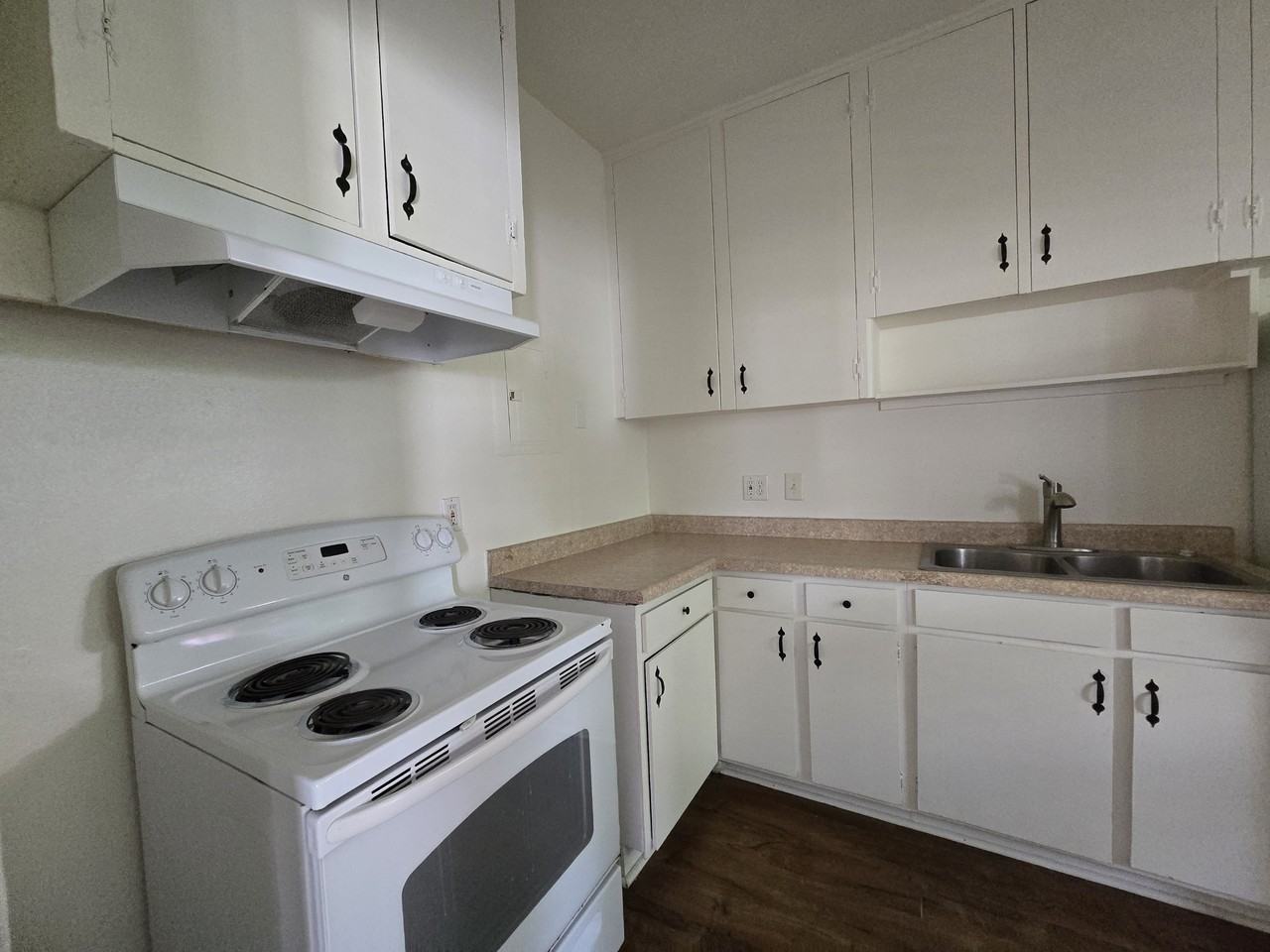 6015 Dunsmuir Ave #C - Photo 3 of 11