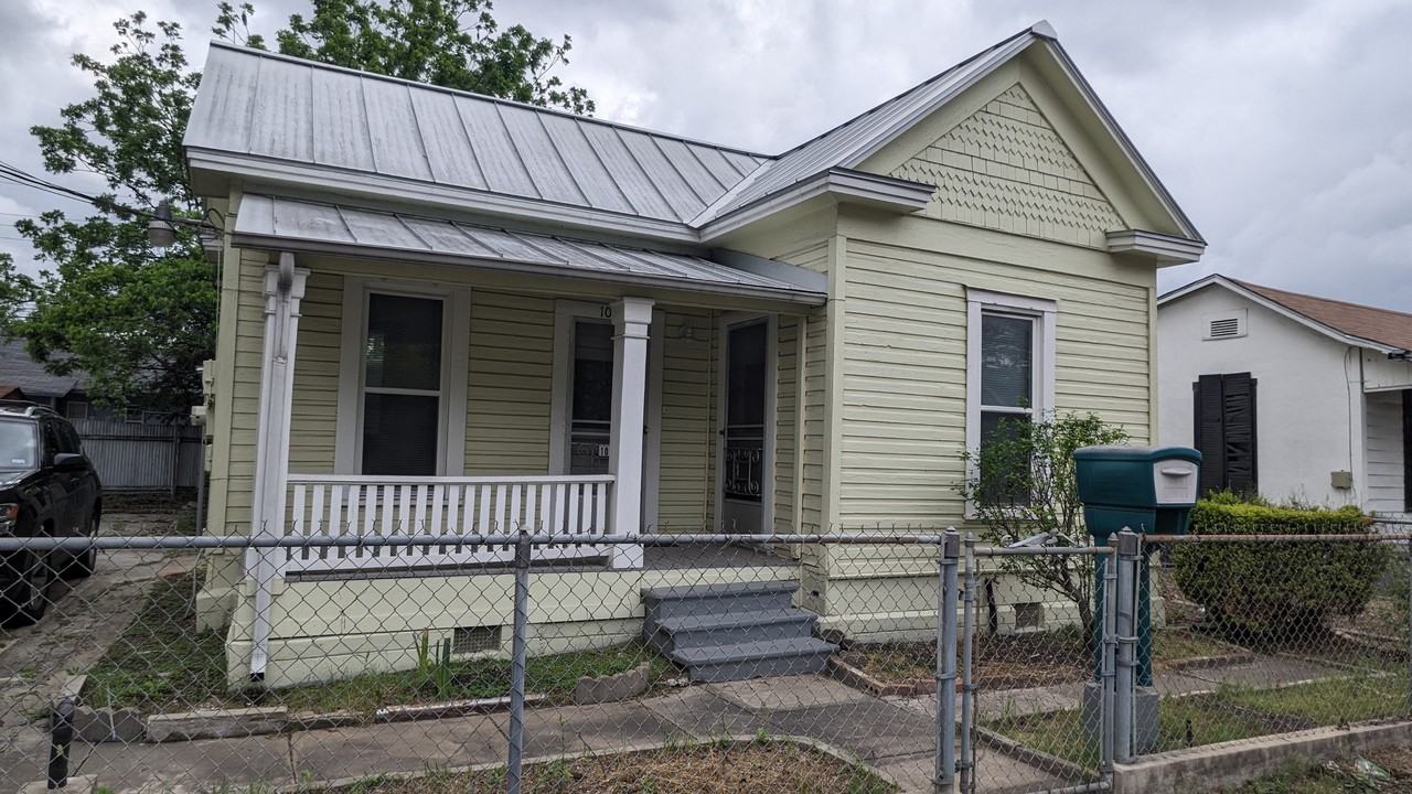 1020 W Poplar St #NA - Photo 2 of 17