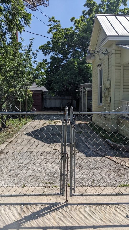 1020 W Poplar St #NA - Photo 3 of 17