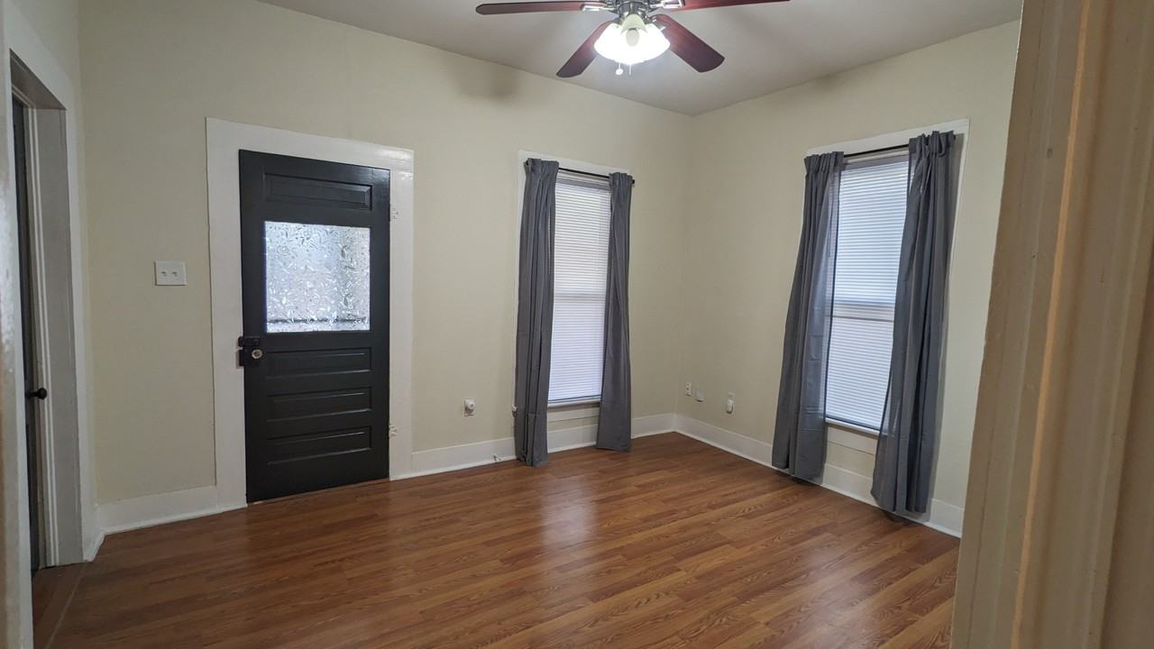 1020 W Poplar St #NA - Photo 4 of 17