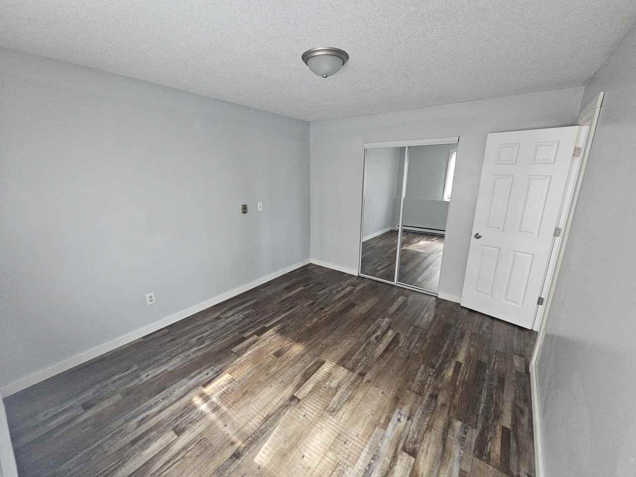 1097 Oakview Dr #4 - Photo 6 of 20