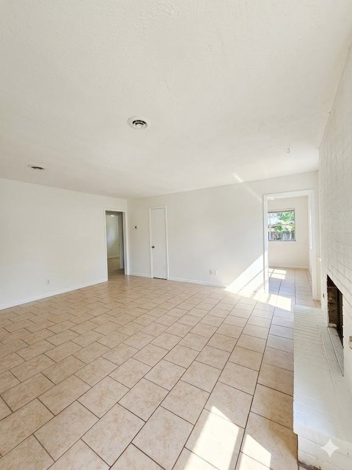 708 S 23rd St - Photo 3 of 15