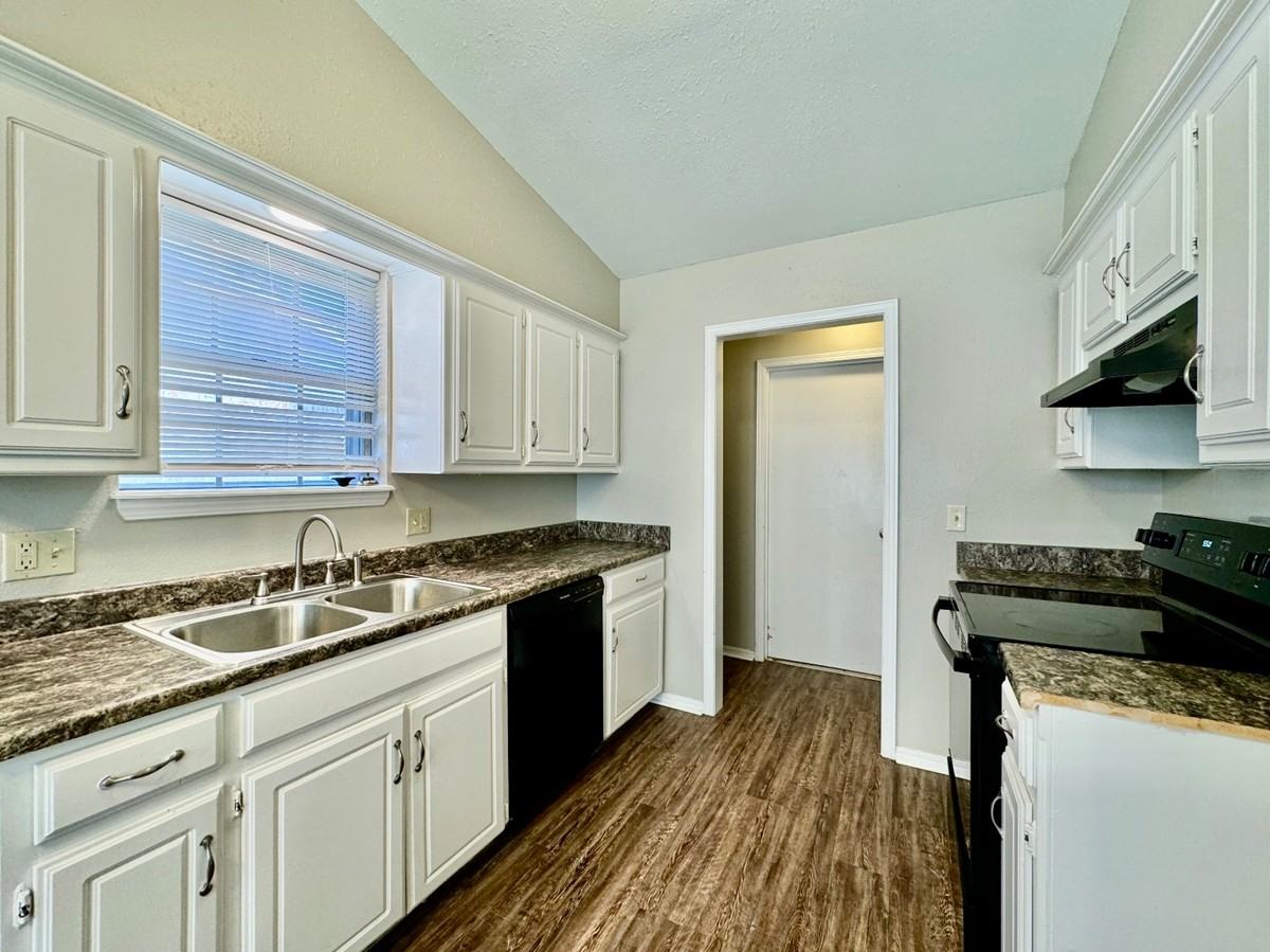 1006 Richmond St #1 - Photo 7 of 25